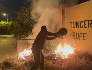 Geri dönüşüm konteynerinde çıkan ve iş yerine sıçrayan yangın, bekçilerin dikkati sayesinde önlendi