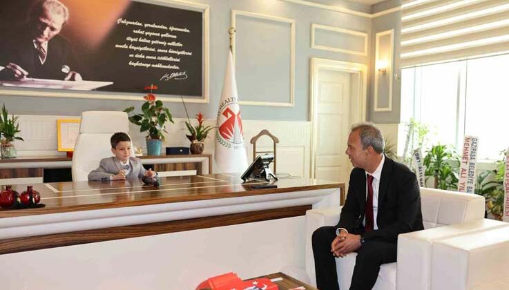 Başkan Menderes Dal koltuğunu çocuk başkana devretti