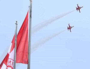 Türk Yıldızları’nın nefes kesen gösterisi on binlerce vatandaşı sahillere doldurdu