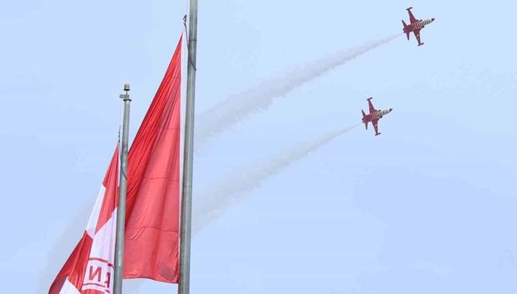 Türk Yıldızları’nın nefes kesen gösterisi on binlerce vatandaşı sahillere doldurdu