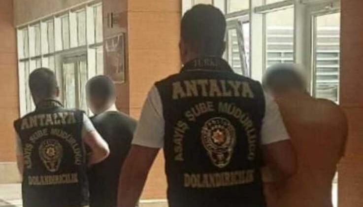 Kendilerini polis ve savcı olarak tanıttıkları kişinin 3 milyon 500 bin TL değerindeki ziynet eşyalarını almaya çalıştılar