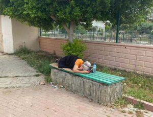 Konteynerinin bulunduğu arazi satışa çıkartılan kadın sokakta kaldı, gözyaşlarına boğuldu