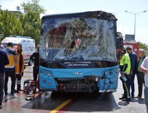 Halk otobüsü kırmızı ışıkta bekleyen araçlara daldı: 7 araç birbirine girdi, 8 yaralı