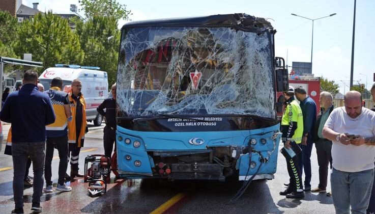 Halk otobüsü kırmızı ışıkta bekleyen araçlara daldı: 7 araç birbirine girdi, 8 yaralı