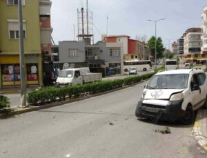 Direksiyon hakimiyetini kaybetti, refüjdeki aydınlatma direğine çarptı