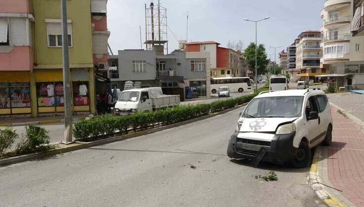 Direksiyon hakimiyetini kaybetti, refüjdeki aydınlatma direğine çarptı