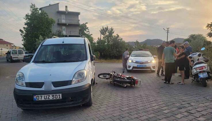 Hafif ticari araçla motosiklet çarpıştı: 1 yaralı
