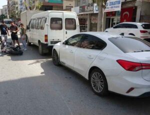 Direksiyon hakimiyetini kaybetti, sürüklenerek otomobile çarptı