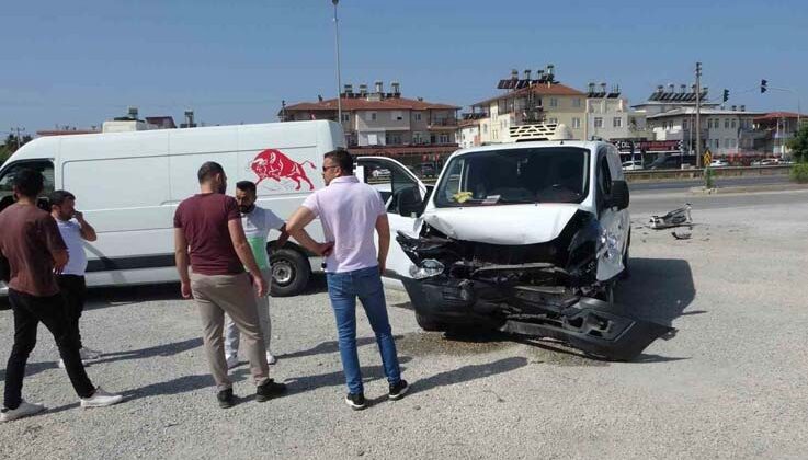 Çarpışmanın şiddetiyle araçların parçaları dağıldı, o anlar kameralara yansıdı