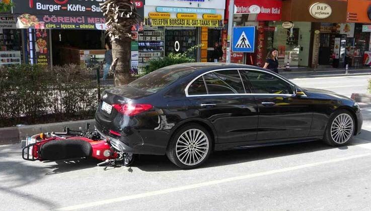 Yaya geçidini görünce kendini kilitleyen lüks otomobilin altına girdi