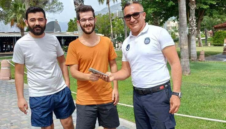 Kemer Zabıtası bulduğu telefonu sahibine teslim etti