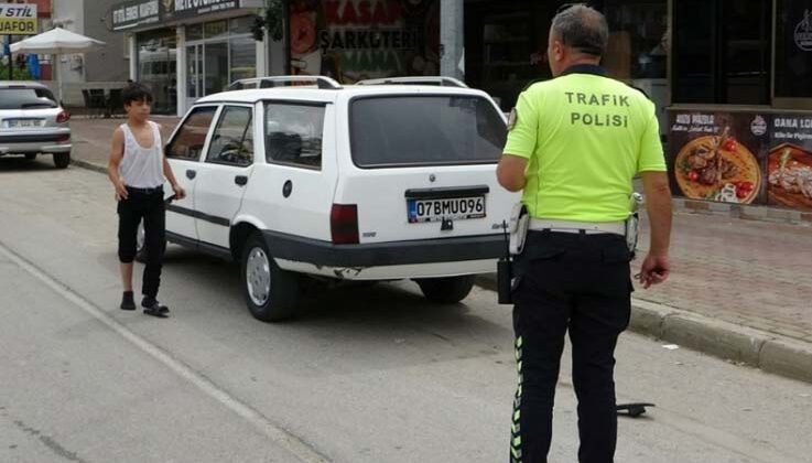 Kamyonetten düşen çocuk minibüsün altında kalmaktan son anda kurtuldu