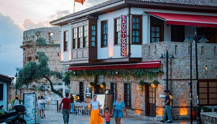 Vali Şahin: “Kaleiçi’nde kurallara uymayanlara karşı sert tedbir alacağız”
