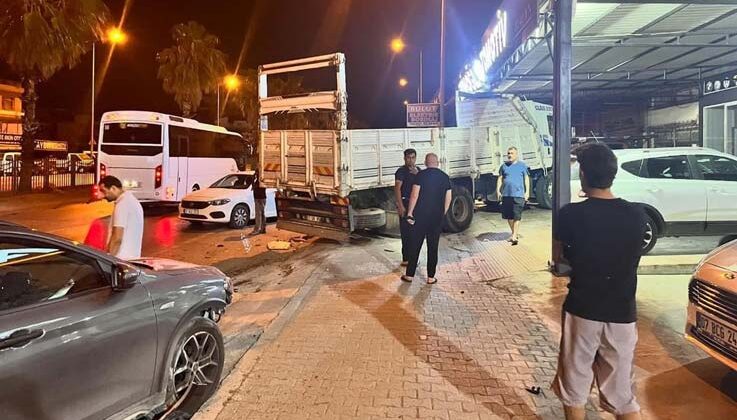 Kontrolden çıkan kamyon 4 otomobili biçti, o anlar güvenlik kamerasına yansıdı