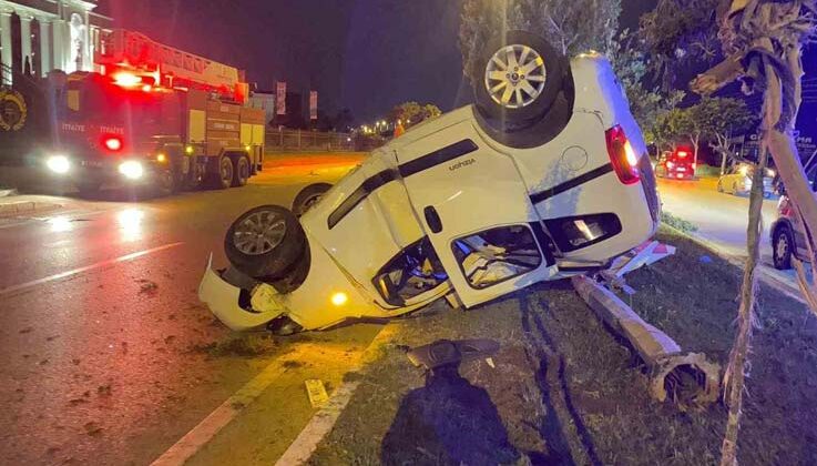 Serik’te refüje çarpan ticari araç takla attı: 1 yaralı