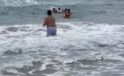 Alanya’da boğulma tehlikesi geçiren tatilciler halatlara takılı can simitleriyle kurtarıldı