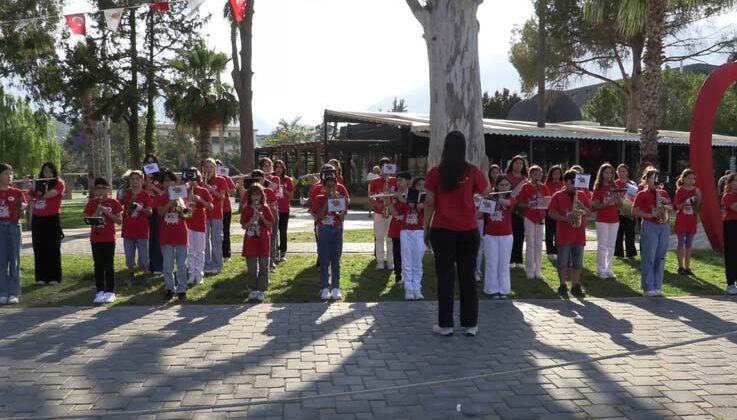 Kemer Belediyesi Gençlik Orkestrası’ndan mini konser