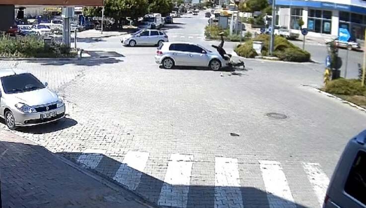 Kazada savrulan motosikletliye şemsiyeli koruma