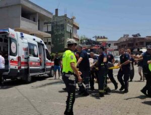 Otomobille hafif ticari araç çarpıştı, sıkışan sürücüyü itfaiye ekipleri kurtardı