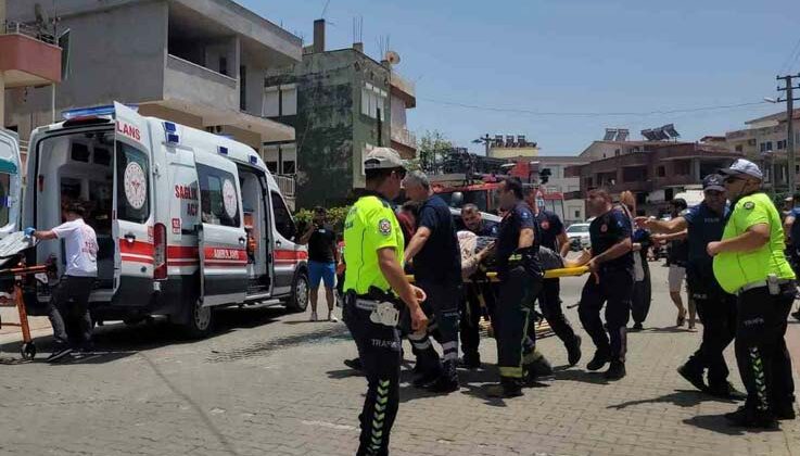 Otomobille hafif ticari araç çarpıştı, sıkışan sürücüyü itfaiye ekipleri kurtardı