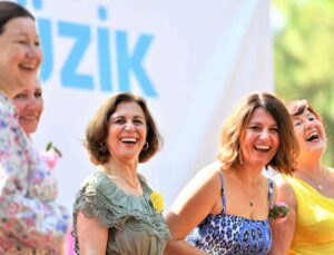 Antalya’da, Dünya Yoga Günü kahkahayla kutlandı