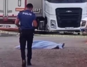 Eski eşini boğazından bıçaklayıp, ölene kadar başında bekledi