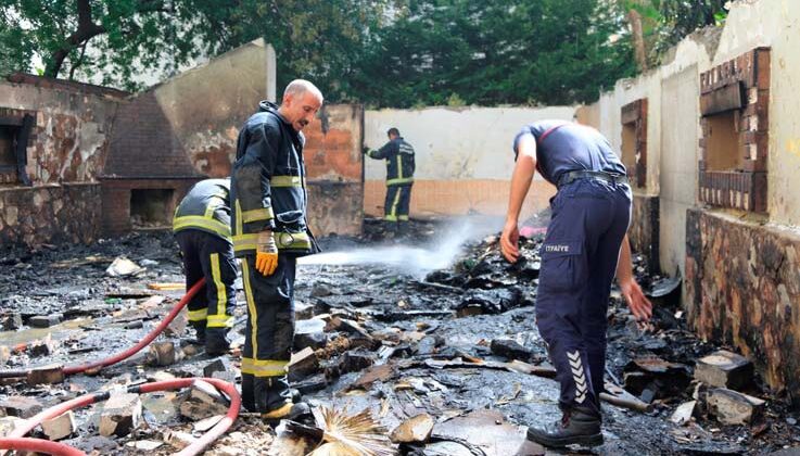 Atıl malzemeler alev aldı, apartman sakinleri ve esnaf büyük korku yaşadı
