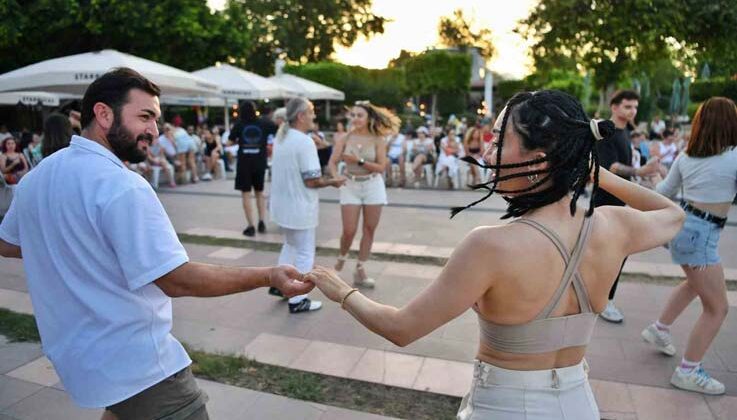 Konyaaltı Belediyesi vatandaşları dansla buluşturdu