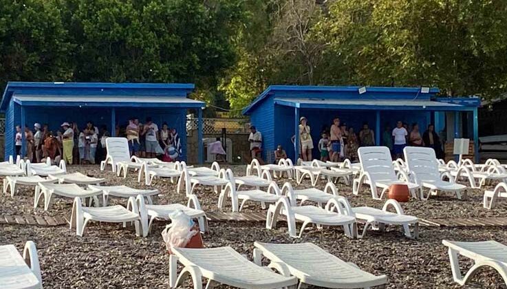 Antalya’da yağmur tatilcilere zor anlar yaşattı, gökkuşağı teselli oldu