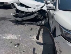 Manavgat’ta iki otomobil çarpıştı: 1 yaralı