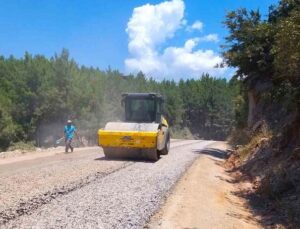Alanya Belediyesi’nden 4 mahalleyi bağlayan yolda asfalt çalışması