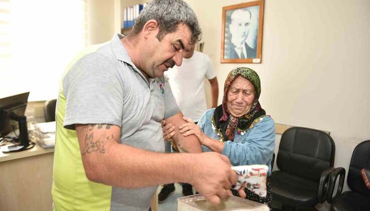 Belediye personelinden yaşlı kadını sevinç gözyaşına boğan davranış