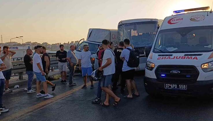 Açılan arka kapağının kapatılması için duran kamyonet faciaya sebep oldu: 1 ölü, 3 yaralı