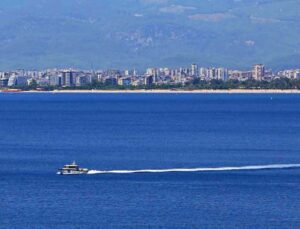 Yüzen 3 kişinin kıyıya dönemediği ihbarı deniz polisini alarma geçirdi