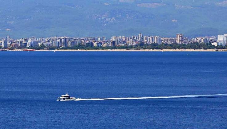 Yüzen 3 kişinin kıyıya dönemediği ihbarı deniz polisini alarma geçirdi