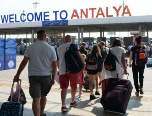 Turizmcilerden uçuşlarda rötar sorununa tepki: ”Turistler, iyi hatıralarla ülkemizden ayrılmıyor”