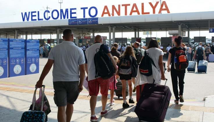 Turizmcilerden uçuşlarda rötar sorununa tepki: ”Turistler, iyi hatıralarla ülkemizden ayrılmıyor”