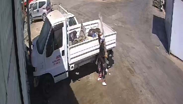 Müşterisinin bıraktığı kamyonetin kasasında parçayı bulamayan tamirci, güvenlik kameralarını izleyince şoke oldu