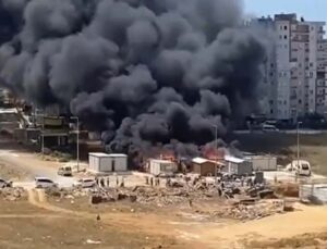İşçilerin konakladığı konteynerler alev alev yandı, gökyüzünü siyah dumanlar kapladı