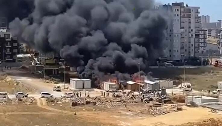 Antalya’da inşaat alanında yangın: 6 konteyner kül oldu, 600 bin TL zarar oluştu