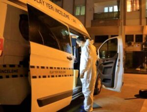 Binayı saran ağır koku ihbarına gelen polis ekipleri daire sahibinin cansız bedeni ile karşılaştı