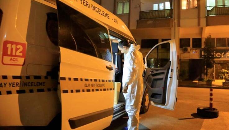Binayı saran ağır koku ihbarına gelen polis ekipleri daire sahibinin cansız bedeni ile karşılaştı