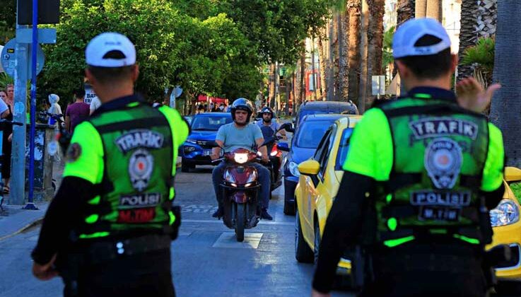 Trafik cezası yiyeceklerini düşünürken güvenli sürüş hakkında bilgi aldılar
