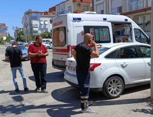 Motosiklet otomobille çarpıştı: 1 yaralı