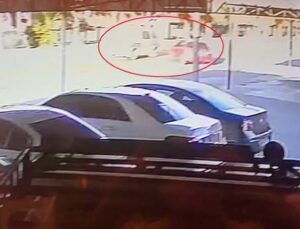 Kamyonet ile otomobil çarpıştı, araçlar hurdaya döndü: 2 yaralı