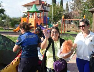 Başkan Kocagöz, sokakta kalan anne ve kıza sahip çıktı