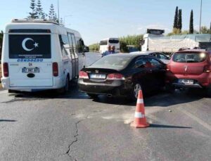 İki otomobil çarpıştı, şans eseri kimsenin burnu bile kanamadı