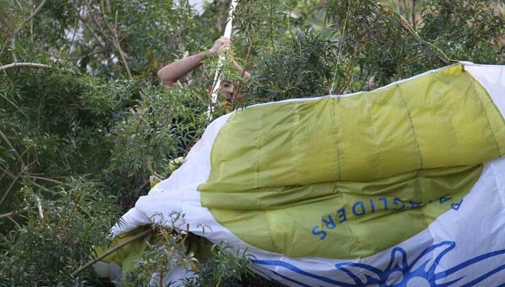Antalya’da paraşüt ağaçta asılı kaldı, ekipler alarma geçti