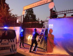 Oyuna dalan 2 çocuk okul bahçesinde kilitli kaldı, itfaiye kurtardı