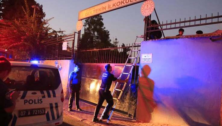 Oyuna dalan 2 çocuk okul bahçesinde kilitli kaldı, itfaiye kurtardı